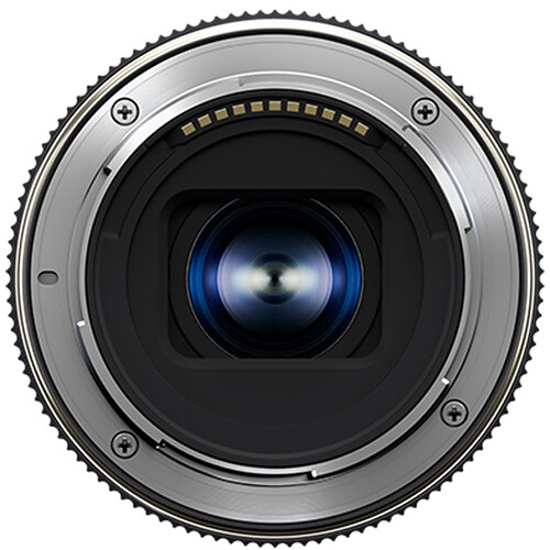 Studioaufnahme des Tamron 16-30mm F2.8 G2 Objektivs für Nikon Z-Mount, das die Frontlinse mit BBAR-G2 Beschichtung und 67mm Filtergewinde hervorhebt.