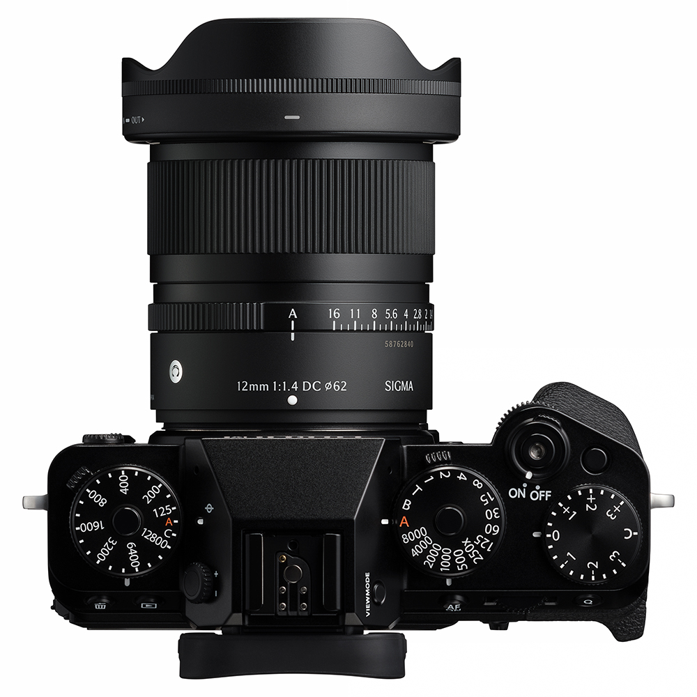 E-M-sigma-12mm-f1.4 Ansicht oben mit Fujifilm Kamera