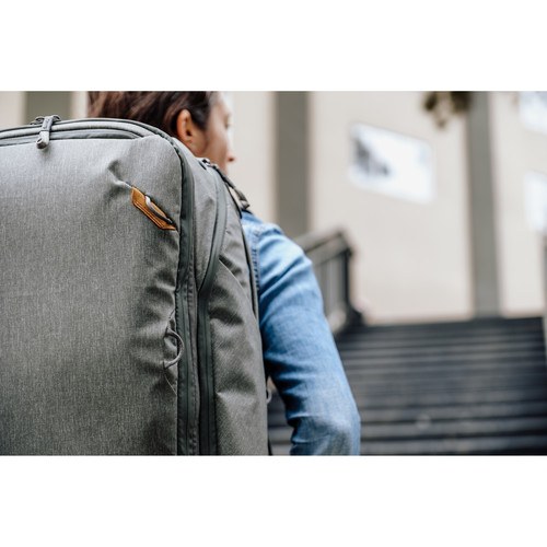 peak-design-45l-travel-rucksack-salbeigruen-verwenden