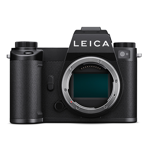 Frontalansicht der Leica SL3-P Kamera ohne Objektivdeckel mit freiem Blick auf den 44,2 Megapixel Vollformatsensor und den silbernen Schriftzug.