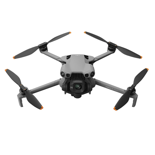 Frontansicht der flugbereiten, ausgeklappten DJI Mini 5 Pro Drohne mit Gimbal-Kamera.