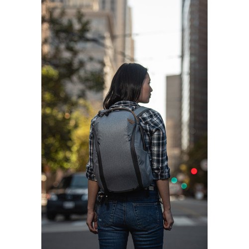 peak-design-everyday-rucksack-zip-v2-15l-ash-girl
