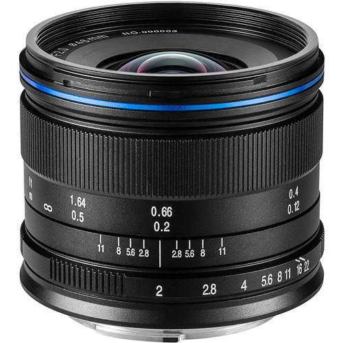 Laowa 7.5mm f2.0 MFT Objektiv für Micro Four Thirds Leicht abgewinkelter Blickwinkel auf die Linse