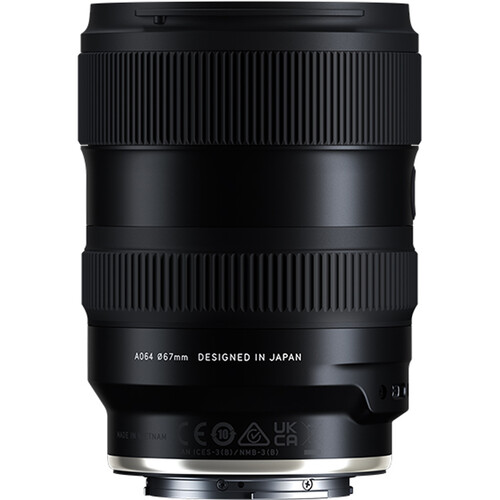 Fotograf nutzt das Tamron 16-30mm F2.8 G2 Objektiv für Nikon Z-Mount, um eine weite Landschaft aufzunehmen, umgeben von Natur.