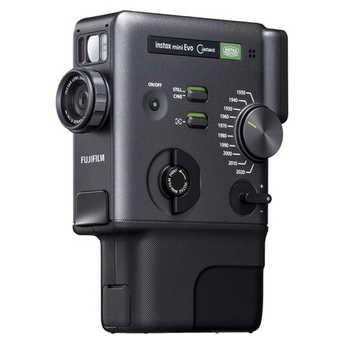 Schräge Frontalansicht der Fujifilm instax mini Evo Cinema im klassischen Retro-Look mit Blitz und Objektiv.