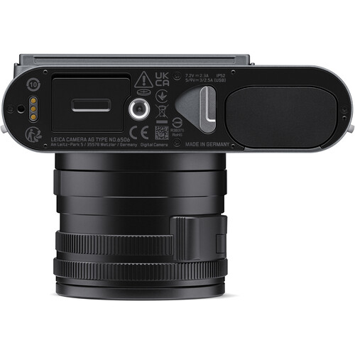 Unterseite der Leica Q3 Metallgrau 19210 mit Akkufach und Made in Germany Gravur.