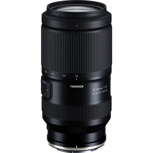 Tamron 70-180mm F2.8 Di III VXD G2 Objektiv für Nikon Z - Frontale Angewinkelte Ansicht auf das Objektiv
