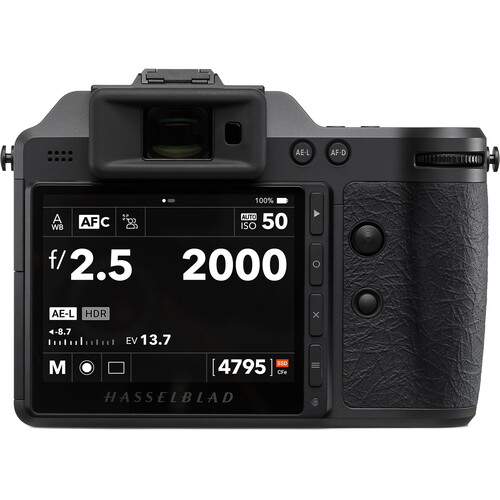 Rückansicht der Hasselblad X2D II 100C, zeigt das schwenkbare 3.6-Zoll-OLED-Touchscreen-Display und das übersichtliche Bedienfeld