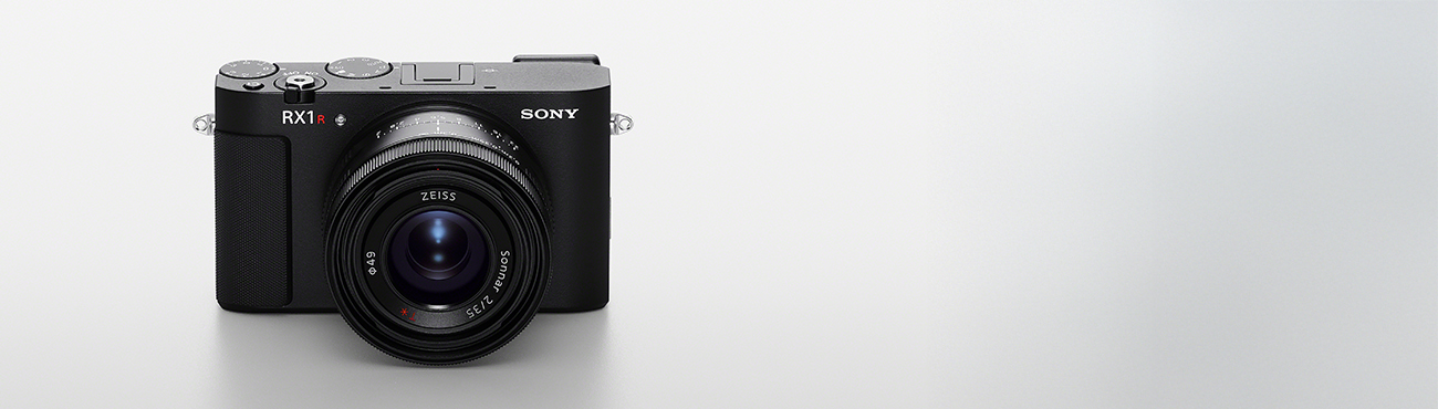 Sony RX1R III im eleganten schwarzen Gehäuse, Frontale Ansicht