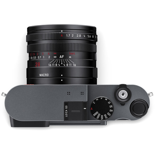Draufsicht auf die Leica Q3 Metallgrau 19210 mit Leica Q3 Gravur und Einstellrädern.