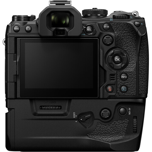 Rückansicht der OM-1 mit HLD-10 und Fokus auf die Hochformat-Bedienelemente.