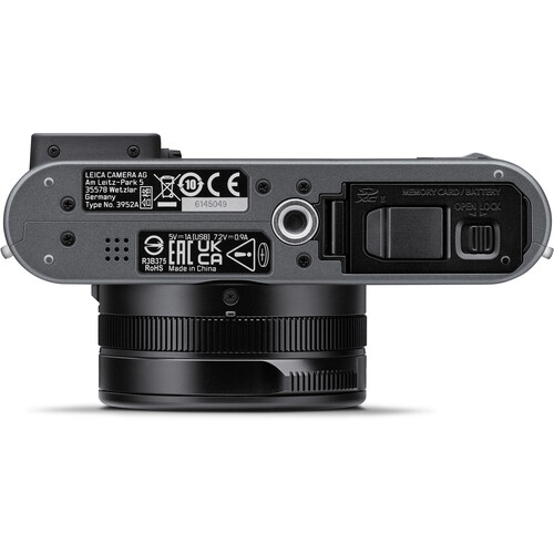 Unterseite der Leica D-Lux 8 Metallgrau 19213 mit Akkufach, SD-Kartenslot und Stativgewinde.