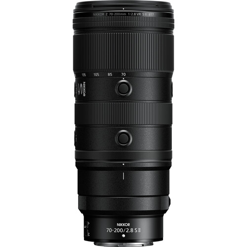Das neue S-Line Telezoom NIKKOR Z 70-200mm f/2.8 VR S II in stehender Position