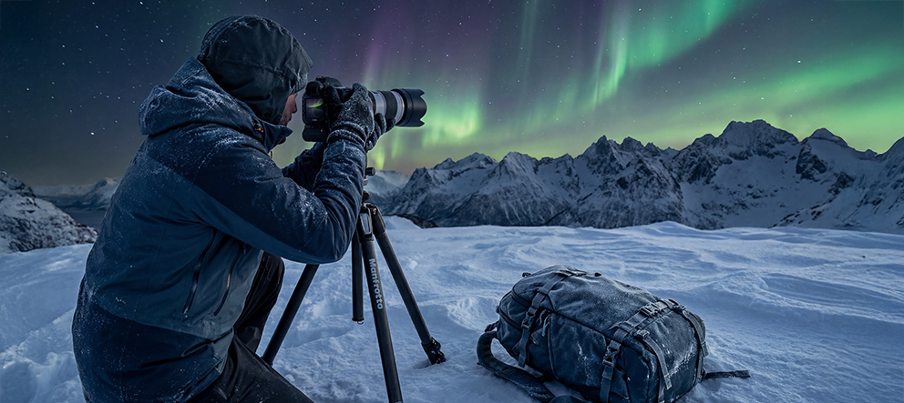 Hochkant-Sujet Kücher Fokus Stative: Einsatz eines stabilen Manfrotto Stativs bei winterlichen Outdoor-Aufnahmen.