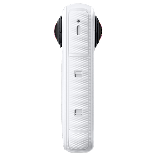 Seitenansicht der weißen Insta360 X4 Air mit Power- und Q-Taste.