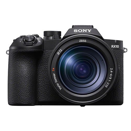 Sony RX10 V Bridgekamera Frontansicht mit ZEISS-Objektiv.
