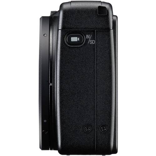 Linke Seite der Ricoh GR IV Monochrome mit Videotaste und Anschlussklappe