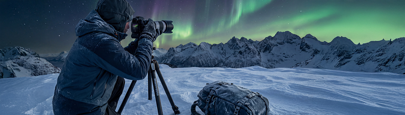Kücher Fokus Stative: Professionelles Manfrotto Stativ im Einsatz für Nachtaufnahmen und Astrofotografie im Winter.