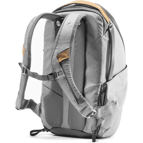 peak-design-everyday-rucksack-zip-v2-20l-ash-hinteransicht
