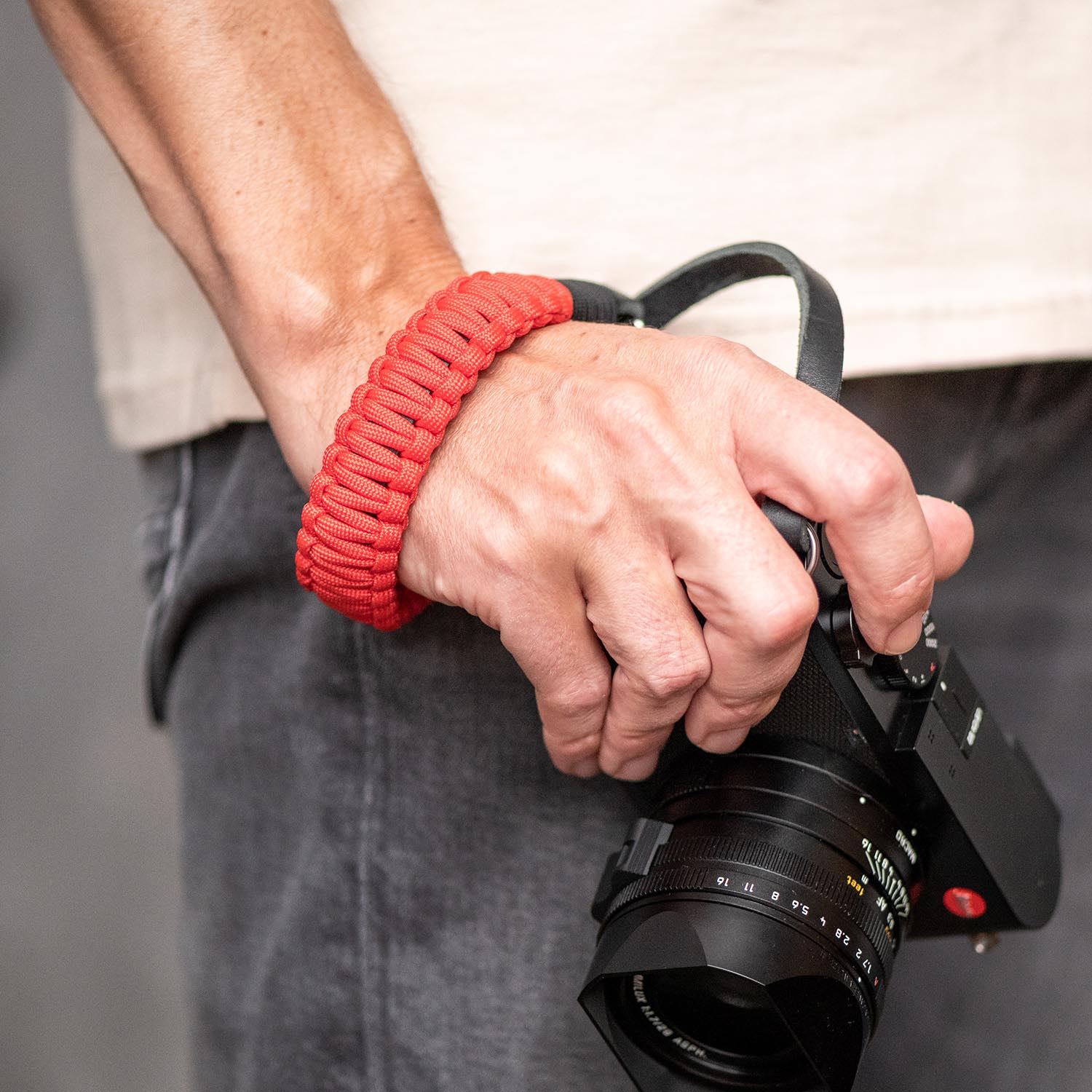 Leica-Paracord-Hand-Strap-SchwarzRot-3