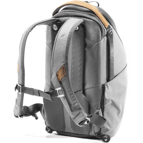 peak-design-everyday-rucksack-zip-v2-15l-ash-hinteransicht