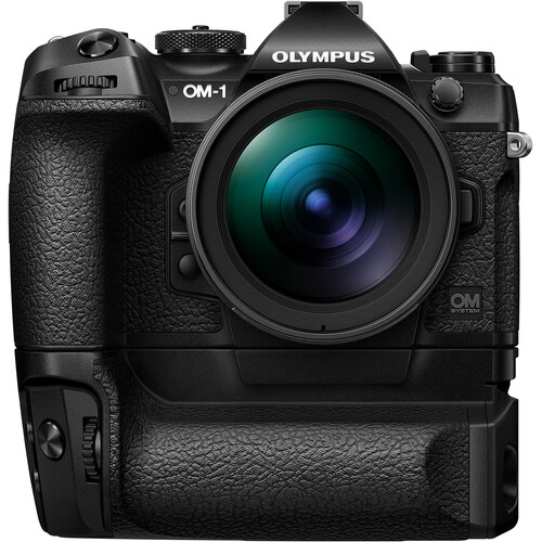 Vorderansicht der OM SYSTEM OM-1 mit montiertem HLD-10 Power-Batteriegriff.