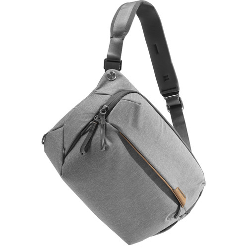 peak-design-everyday-sling-v2-10l-ash-schraegansicht