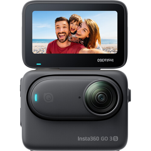 Frontalansicht der Insta360 GO 3S im Action Pod mit ausgeklapptem Selfie-Display.