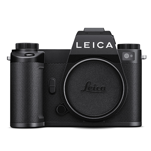 Leica SL3-P Gehäuse 10664 von vorne mit aufgesetztem Leica-Bajonett-Objektivdeckel und minimalistisch schwarzem Design ohne rotes Logo.