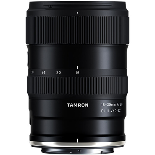 Nahaufnahme des Tamron 16-30mm F2.8 G2 Objektivs mit Fokus- und Zoomring, Beschriftung Nikon Z-Mount sichtbar.