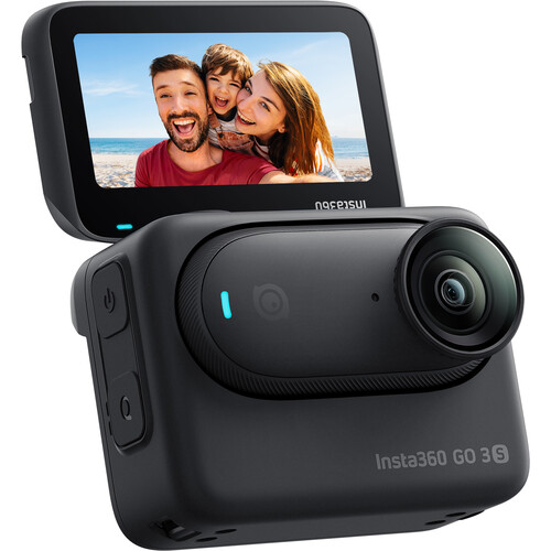 Schrägansicht der Insta360 GO 3S im Action Pod mit hochgeklapptem Display.