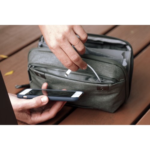 peak-design-travel-tech-pouch-tasche-salbeigruen-nutzung
