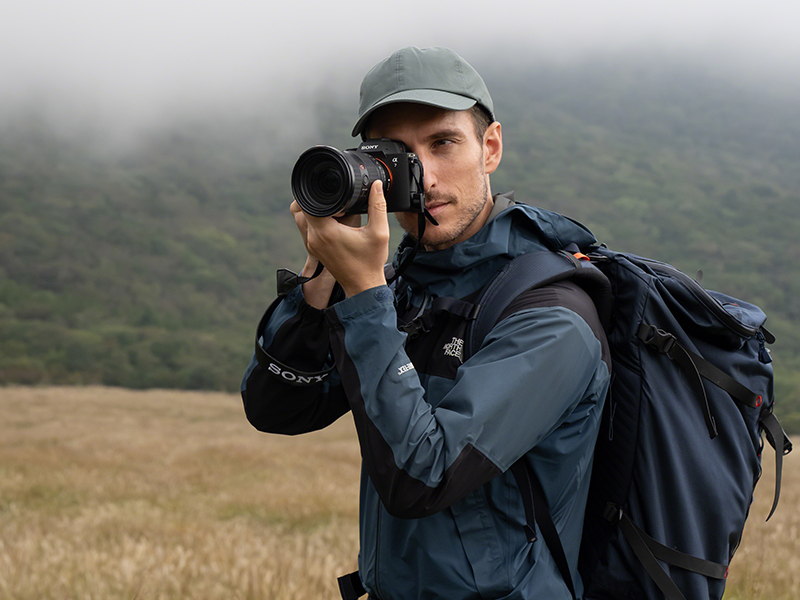 Sony Alpha 7 V - Lifestyle von einem Fotografen dieser ist direkt vor der Kamera