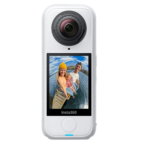 Vorderseite der weißen Insta360 X4 Air mit eingeschaltetem Touchscreen.