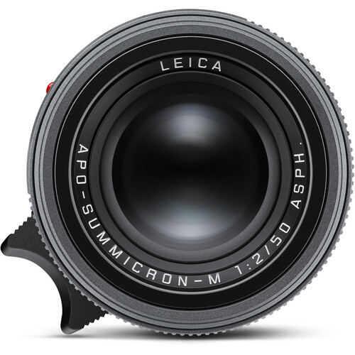Leica APO-Summicron-M 50mm Metallgrau mit ausgefahrener, integrierter Gegenlichtblende.