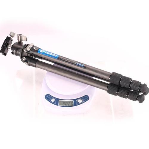 Leofoto-Ranger-LS-224C-Carbon-Stativ-mit-LH-25-Kugelkopf-eingeklappt-auf-Waage