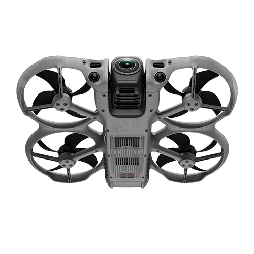 DJI Avata 360 FPV-Drohne schräg von vorne mit Fokus auf das markante 360-Grad-Doppelobjektiv-Kamerasystem.