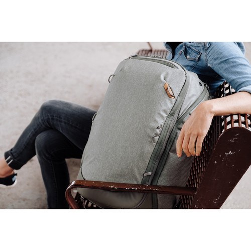 peak-design-45l-travel-rucksack-salbeigruen-anwendung