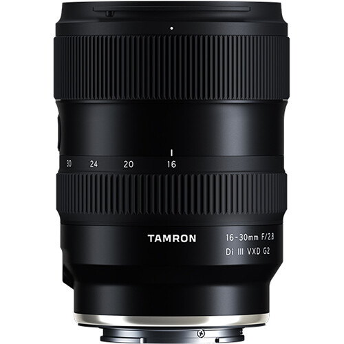 Nahaufnahme des Tamron 16-30mm F2.8 G2 Objektivs für Sony E-Mount, mit deutlich sichtbaren Zoom- und Fokusringen und dem Tamron-Logo.