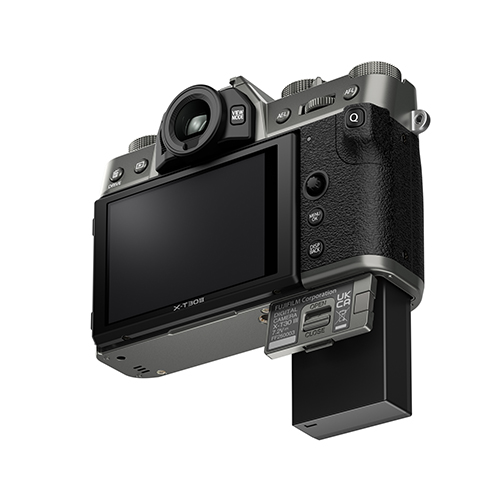 Fujifilm X-T30 III Gehäuse Silber - Fokus auf Akku-Fach