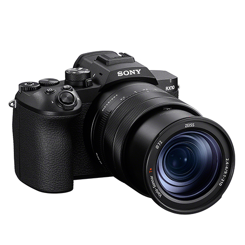 Sony RX10 V All-in-One-Kamera schräg von vorne.