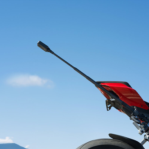 DJI 1m Carbon Selfie Stick-1 Lifestyle Bild mit motorad