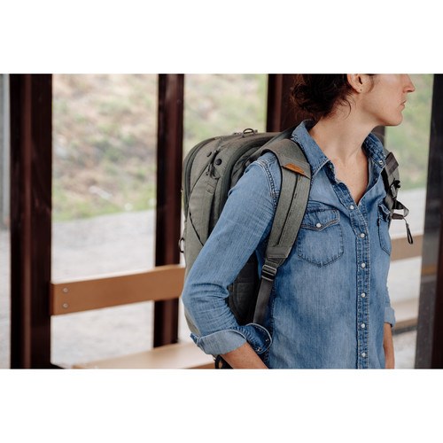 peak-design-45l-travel-rucksack-salbeigruen-anwenden
