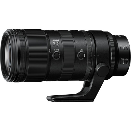 Nikon NIKKOR Z 70-200mm f/2.8 VR S II in der Seitenansicht mit montiertem Stativfuß.