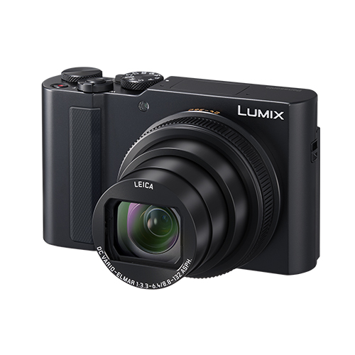 Panasonic Lumix DC-TZ300 Schwarz schräg von vorne, kompaktes Gehäuse.