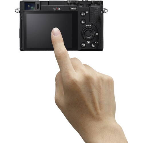 utzer interagiert mit dem Display der Sony RX1R III – einfache Menüführung und Bildbetrachtung