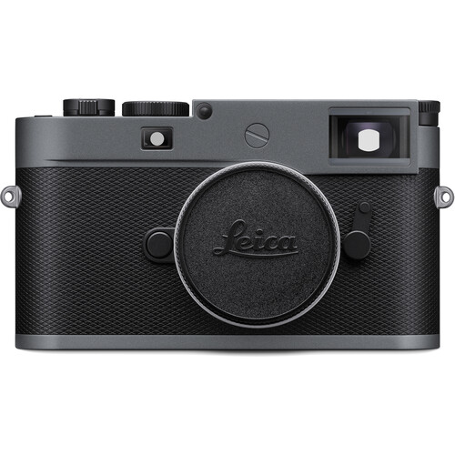 Frontansicht der Leica M11-P Metallgrau 20071 Messsucherkamera mit Gittermuster-Finish und Objektivdeckel.