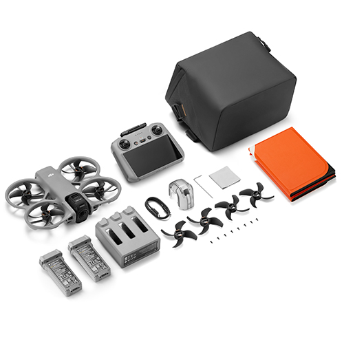 Komplettes DJI Avata 360 Fly More Combo Set: Drohne neben RC 2 Fernsteuerung und Fly More Zubehör.