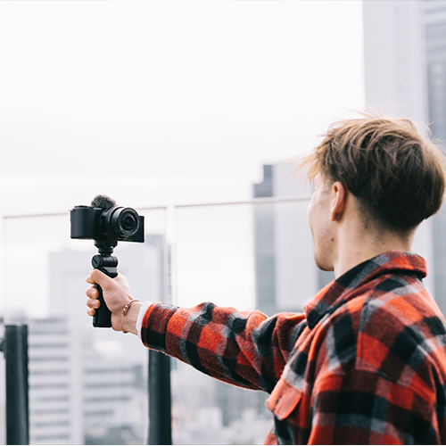 Vlogging mit der Sony ZV-E10 II, Kamera liegt bequem in der Hand des Benutzers während der Aufnahme.