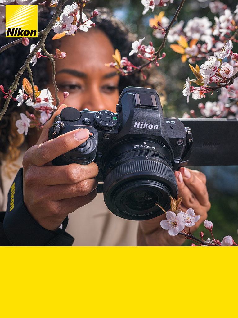 Eine Nikon Z Kamera im Einsatz bei einem Frühlings-Fotoshooting in der Natur.